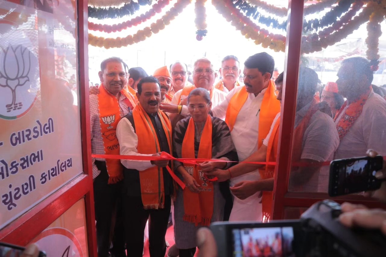 તા.૨૩/૦૧/૨૦૨૪ ના રોજ ભારતીય જનતા પાર્ટીના ૨૩ બારડોલી લોકસભા બેઠકનું મધ્યસ્થ કાર્યાલયનું ઉદ્ઘાટન બારડોલી ખાતે રાજ્ય કક્ષાના મંત્રીશ્રી કુંવરજીભાઈ હળપતિ સાહેબ અને ગુજરાત પ્રદેશ ઉપાધ્યક્ષ શ્રીમતિ ઉષાબેન પટેલના હસ્તે કરવામાં આવ્યું.